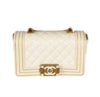 Sac Chanel Boy en cuir d'agneau blanc avec détails dorés