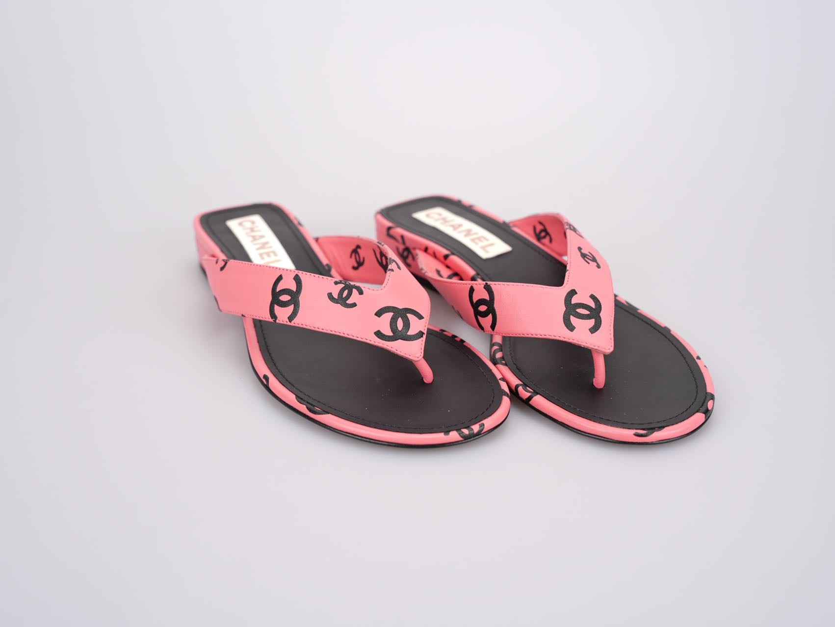Used Chanel Pink Black Printed Lambskin CC Logo Thong Flat Flip