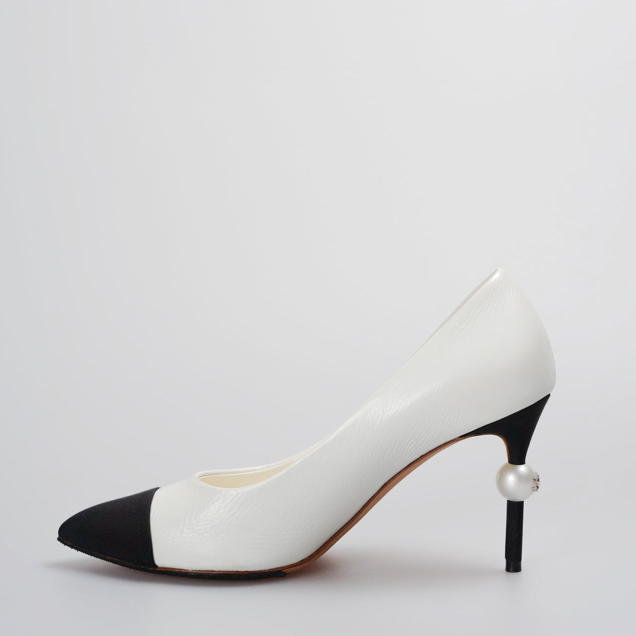 Used Chanel White Black Pumps with Pearl CC Logo 38 MILOURA