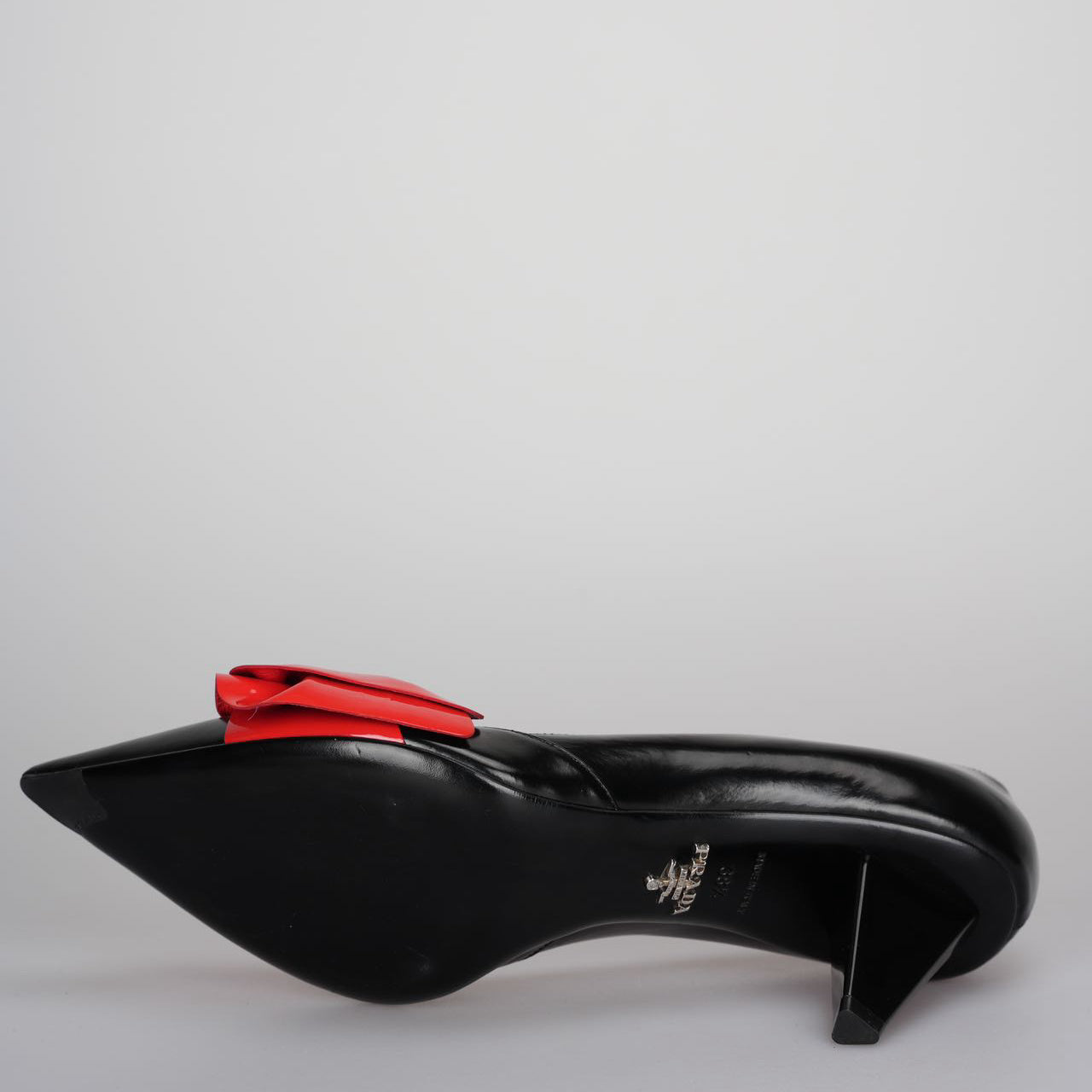 Used Prada Black / Red Leather Bow Pointed Toe Pumps Size 38.5 MILOURA