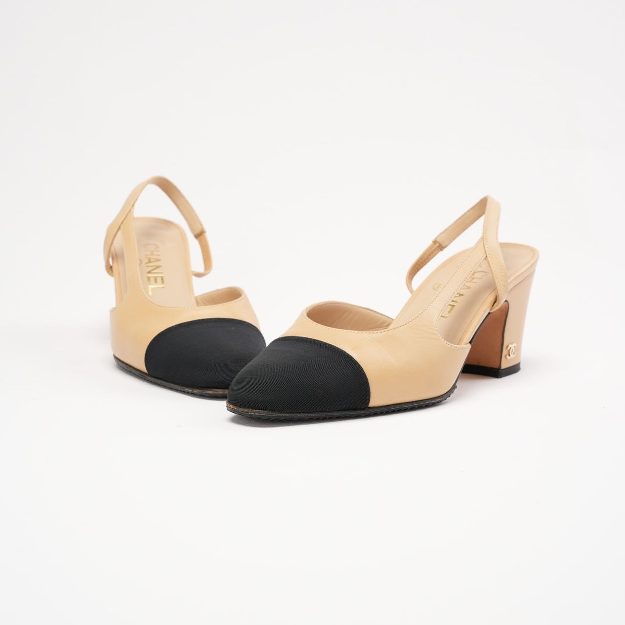 CHANEL ベージュ ブラック トゥキャップ ハイヒール Chanel Black / Beige Cap Toe Slingback 35 C – MILOURA