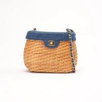 Chanel Vintage-Korbtasche aus blauem Denim und Rattan (Korbgeflecht) von 1999
