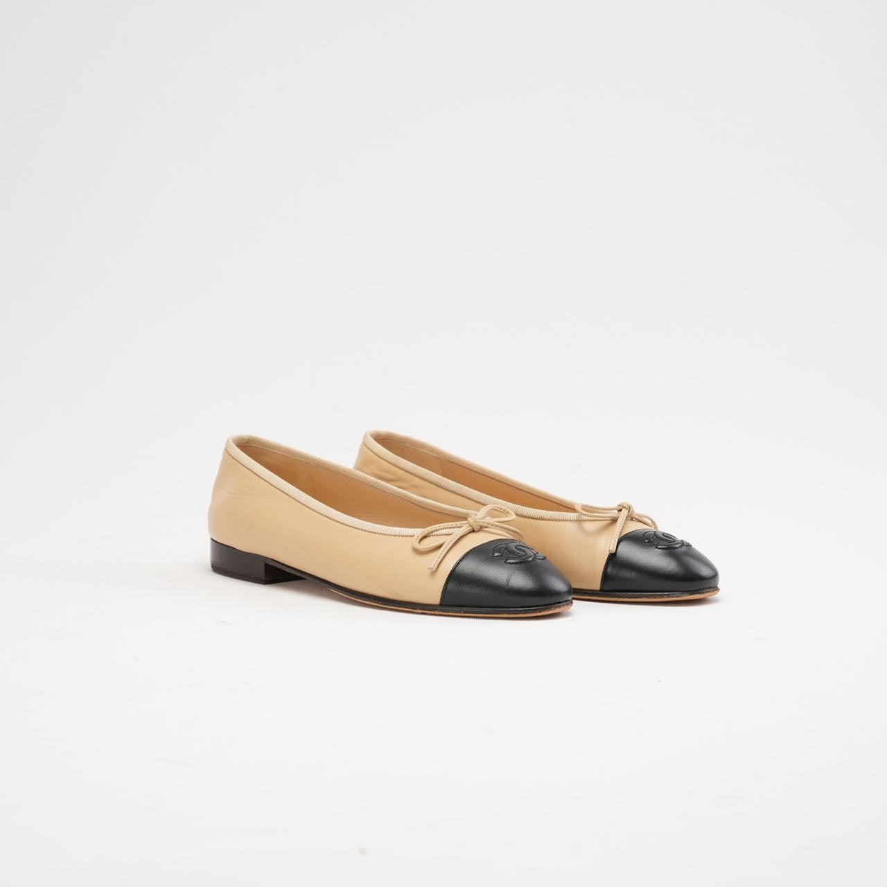 CHANEL トゥキャップフラットシューズ ベージュ/黒 Buy Chanel Beige/Black CC Cap Toe Ballet Flats 35.5C | Miloura