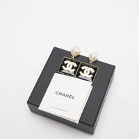 Chanel Metall-Resin-Perlen Quadratische CC-Drop-Ohrringe Gold Schwarz Weiß