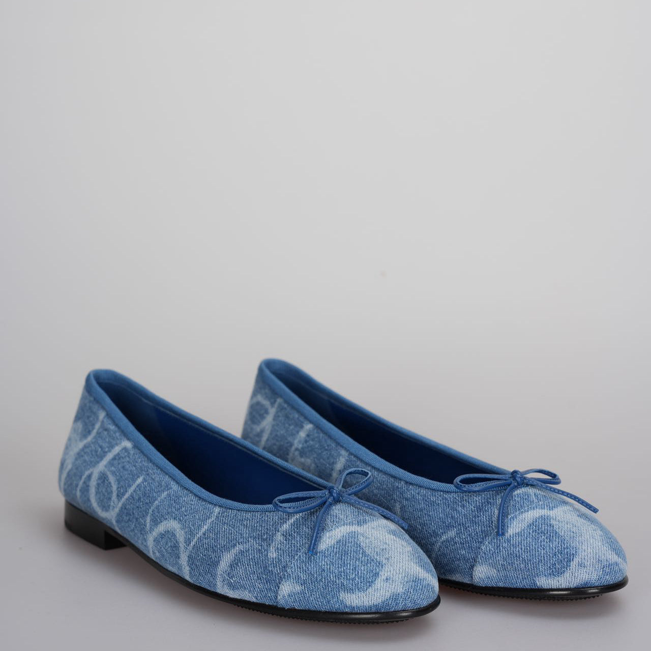 靴 Chanel Denim Ballet Flats 35 1/2 Symphony of Silk London | Chanel denim ballet flats ✨ we like