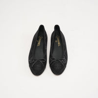 Ballerines Chanel en denim noir imprimé, bout rapporté siglé CC 37.5