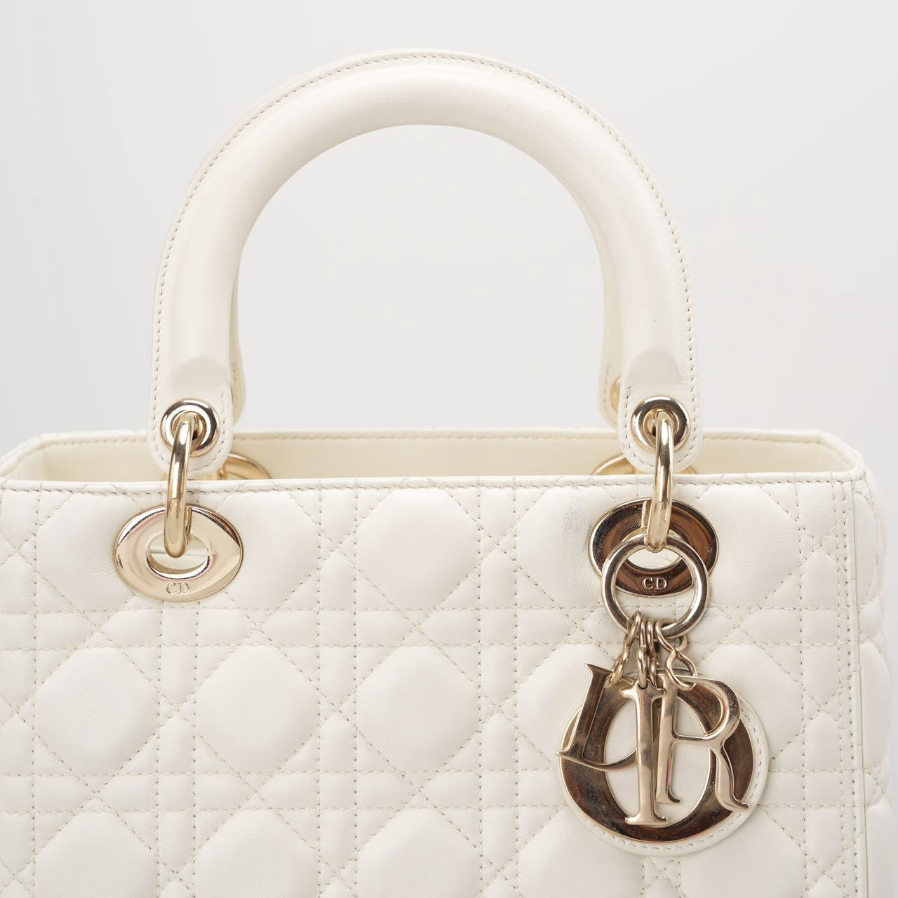 Сумка Christian Dior белого цвета среднего размера Lady Dior из