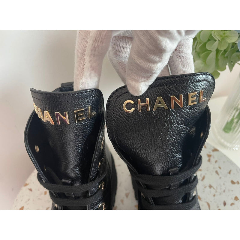 Chanel Stiefel