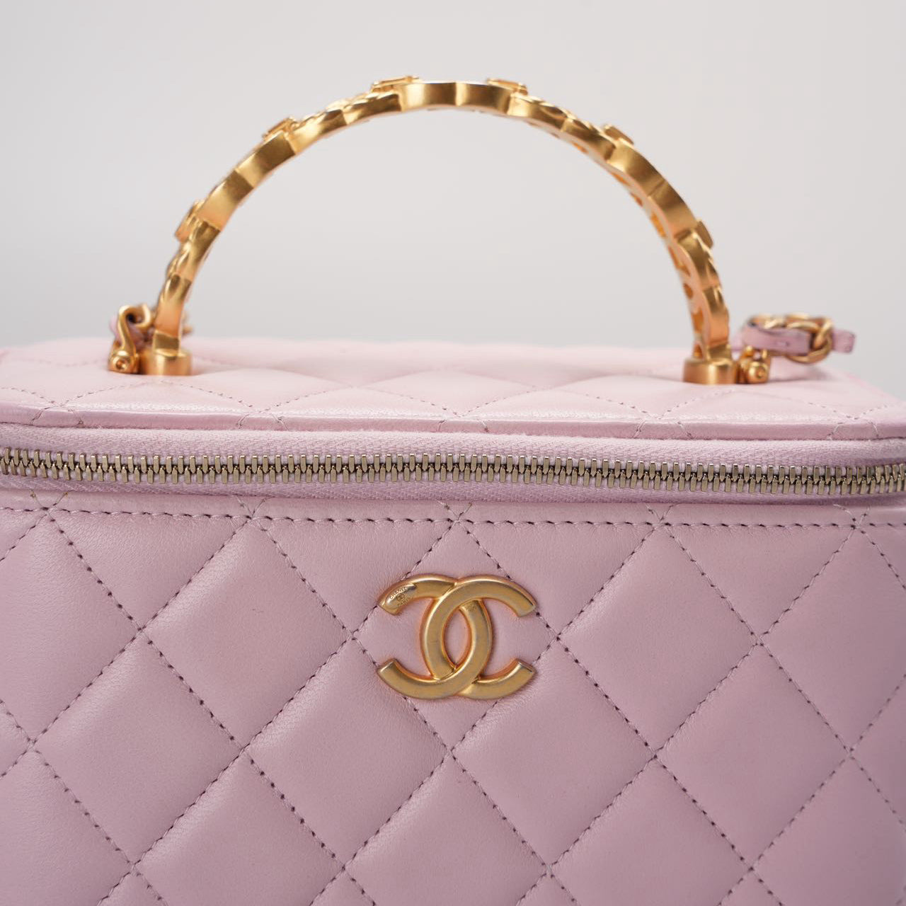 ラスト❣️CHANELゴールドロゴ ピンクキルティングケース ノベルティ Chanel Vanity Case Pink Quilted Lambskin with Crystal Handle from