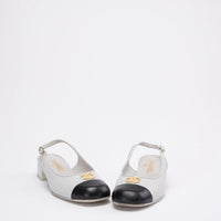 Chanel 25A CC Schwarze/Weiße Leder-Mule mit spitzer Zehenpartie, Größe 37