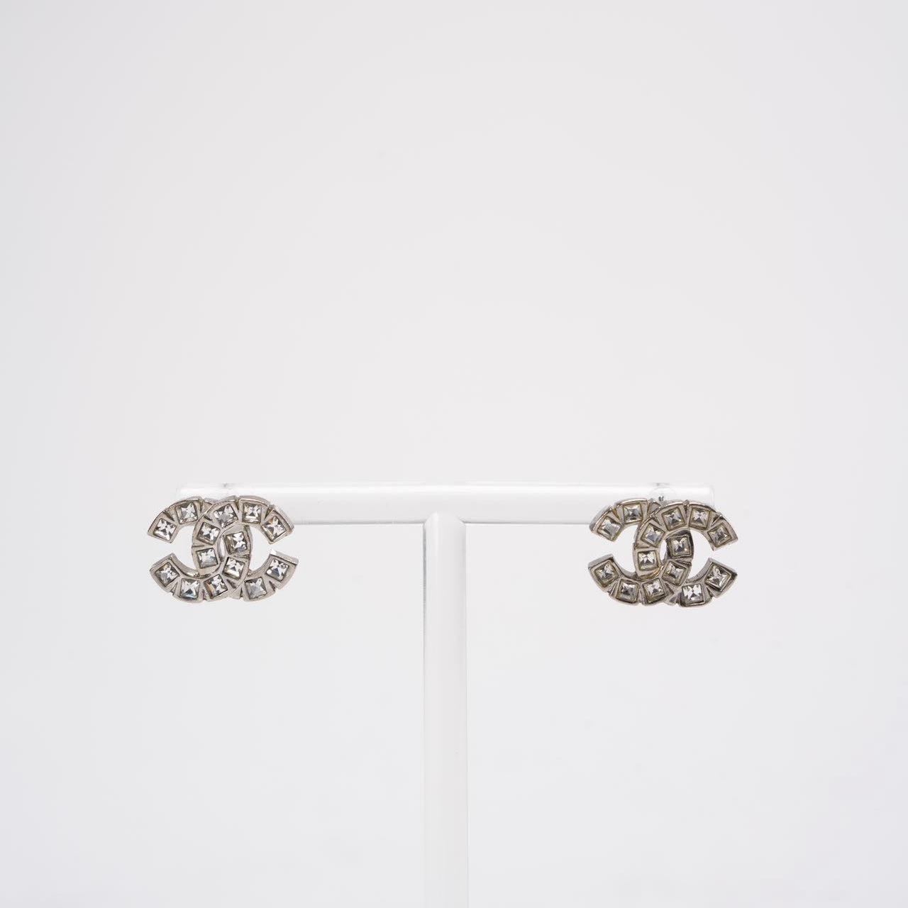 Chanel Rhinestone CC Earrings – Authentic Preloved Silver Jewelry – MILOURA