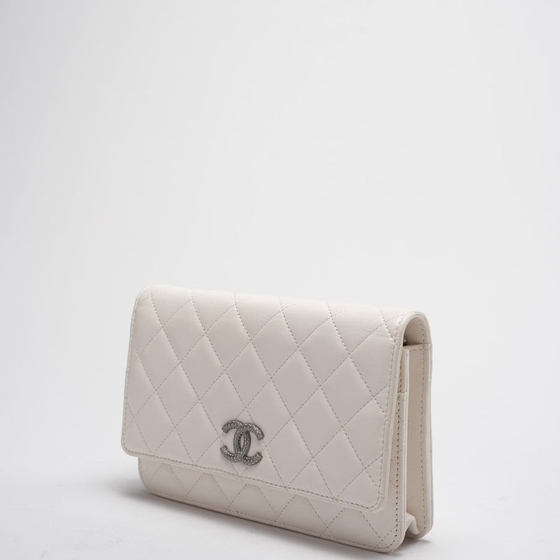 Chanel Wallet on Chain Timeless/Classique Leather Crossbody Bag in White with Silver Hardware Side