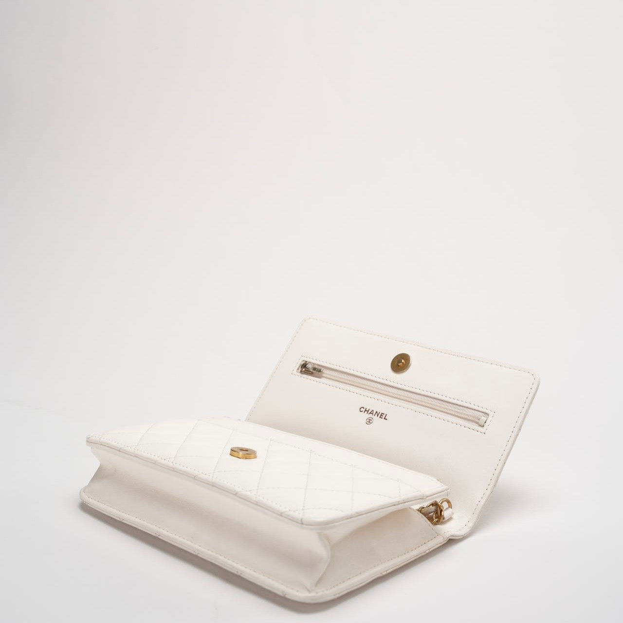 Pre-Owned Chanel White Wallet On Chain (Woc) Crossbody Bag chip