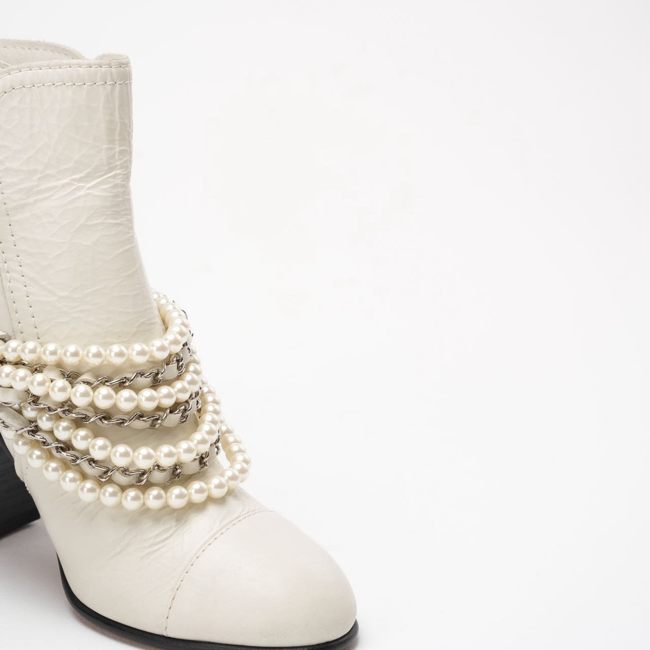 CHANEL ホワイトヒール Save Up to 70% off Chanel White Pearl Chain Short Boots 39.5