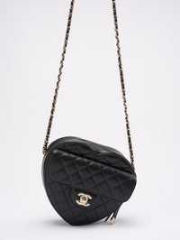 Chanel Clutch aus schwarzem Lammleder mit gestepptem CC-Logo in Herzform und Kette, Modell 2022