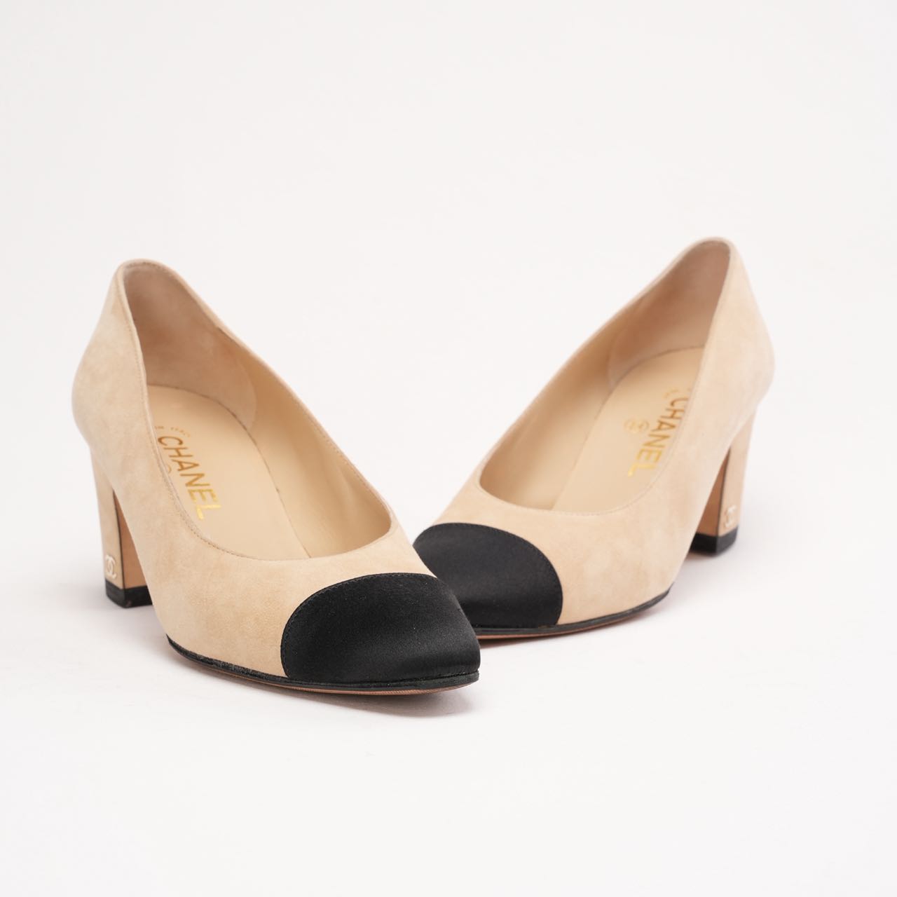 CHANEL ベージュ ブラック ハイヒール 37 Chanel Block Heel Pumps Beige Suede & Black Satin 37.5 | Miloura