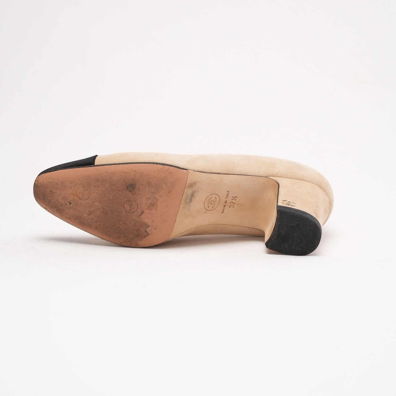 CHANEL ベージュ ブラック ハイヒール 37 Chanel Block Heel Pumps Beige Suede & Black Satin 37.5 | Miloura